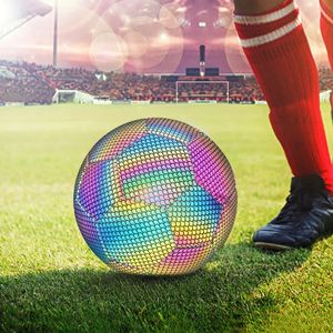 ボールズクロマサッカーボールラミナスアウトドアチームトレイン学生のティーンエイジャーのダークフットボールでの反射的な輝き