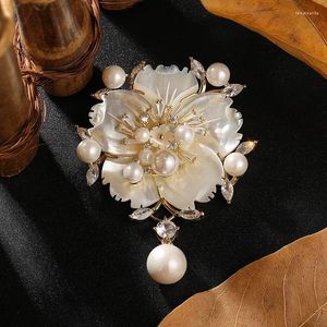 Brosches Superior Plum Shell Brosch Pearl Camellia Pin Flower Dress Zircon Corsage for Women