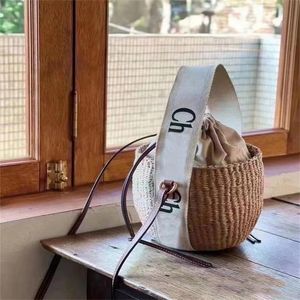 Woody Totes Straw Bag Summer Designer axelväskor präglade rund läder patch skydd Borse hobo stil nyhet lyxiga handväska charmig xb015 e23