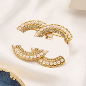 Elegant Style Letter Designer Brooches Pins Men Womens Diamond and Pearl Brand Brooch Pin Suit Dress for Wedding Part Gift Jewelry Accessorie