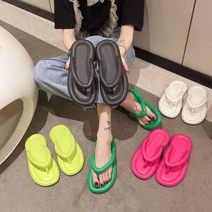 Slipare sommar tofflor flip flops strand sandaler non-slip casual platta skor 2023 tofflor inomhus husskor för kvinnor utomhus glider y23