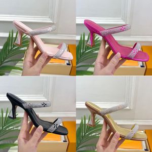 2023 Designer Luxury Rhinestone High Heels Slippers Fashion Women 100% Leather Outdoor Printed Letters Square Toe Sandaler Lady Hollowed Out Stiletto Heel Shoes Storlek