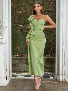 Sıradan elbiseler yaz yeşil zarif bir omuz fırfır dantize saten kolsuz bölünmüş maxi ayak bileği kadın seksi parti balo 2023 uzun