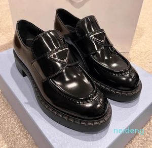 Designer mulheres mocassins sapatos casuais fundo grosso triângulo couro preto monolito preto cloudbust ao ar livre clássico triângulo p mocassins bombas foscas tamanho