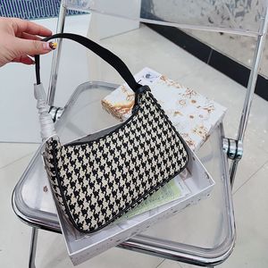 2023 Ladies Shoulder Bags Practical Designer Plaid Design Hand Carry Bags Shopping Lovely Luxury Gorgeous Fashion Women Shoulder Bag Designed Cloth Bag Nylon