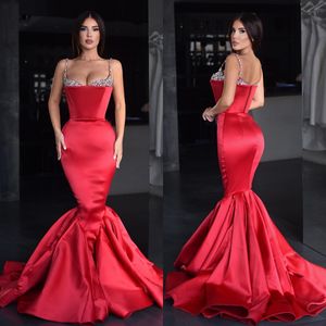 Rotes Meerjungfrau-Abschlussballkleid, Perlen, Spaghetti-Abendkleid, Rüschen unten, formelles langes Partykleid für besondere Anlässe