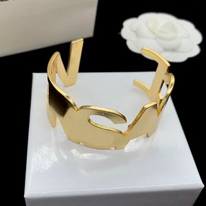 Mulheres Designer Gold Bangle Designer Pulseira Letras Luxurys Jóias Mulheres Casual Pulseiras Senhoras Acessórios Street Fashion CYG2392035