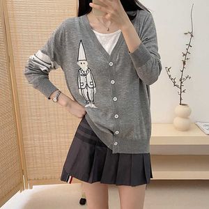 Tom Cardigan lavorato a maglia maglione da donna stile college jacquard carino piccolo vecchio uomo colore a contrasto quattro strisce tendenza cappotto di lana età ridotta