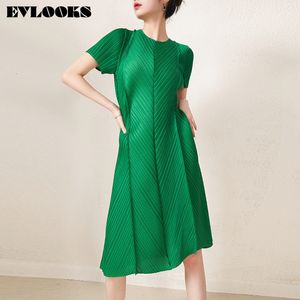 Casual Dresses EVLOOKS Women Miyake Green Pleated Big Size Dress Designer High Quality O-Collar Short Sleeve Loose Fit Fashion L239 230413