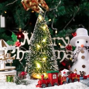 JULDEDECORATIONS 1PC LED Light Mini Artificial Trees Festival bordsskiva Miniatyr Snow Frost Xmas Tree Decor 4Sizes 231113