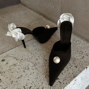 NYA 24SS MAGDA BUTRYM FAUX-PEARL-FLOWER PEBRELLISHERAD SATIN MULES HÖG HOLLED PUMPS Pointed Designers Sandaler Kvinnor Evening Party Shoes Heels klackar