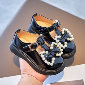 Sneakers Spring Autumn Dziewczęta skóra z Bowknot Pearls Freading Słodka Słodka Słodka, miękka wygodna dzieci Flats Buty dla dzieci 230412 Dobre