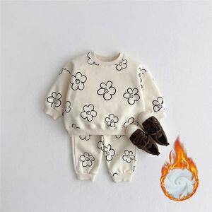 Giyim Setleri Kış Sıcak Kore Yürümeye Başlayan Çocuk Bebek Erkek Giysileri Set Çiçek Kalık Polar Sweatshirtpants 2 PCS Trailsuit Çocuk Giysileri Takım 231113