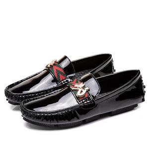 Designer de luxo Classic Men Dress Sapatos para homens Oxfords Sapatos de couro Patente Sapatos de festa de casamento de couro preto formal