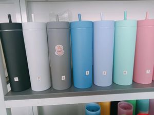 Tumblers 160Z Parede Dupla Slim Skinny Selado Tumbler Garrafa de Água Colorida com Tampa Palha Copo Reto Isolado Caneca de Café Esportes