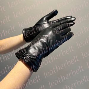 Kvinnor Pekskärmhandskar Autumn Winter Warm Cashmere Mantens Metal Letter Black Leather Gloves Outdoor Windproof