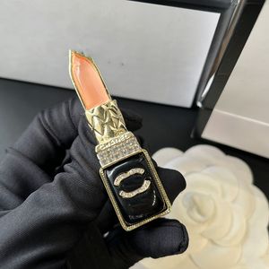 Varumärkesdesigner rostfritt stål bokstav broscher läppstift design lyxiga kvinnor 18k guld pläterad kostym lape stift metall mode smycken d098