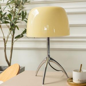 Настольные лампы Итальянский дизайнер Lumiere Lamp Modern Simple Dest для спальни для спальни.