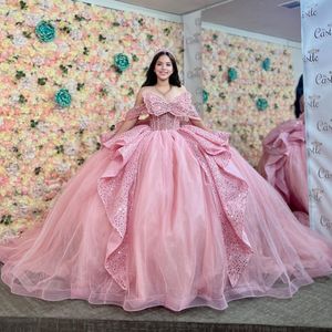 2024 Meksykańskie różowe błyszczące sukienki Quinceanera Kryształowy łuk z ramion vestidos xv anos sweet 16 szatą de soiree