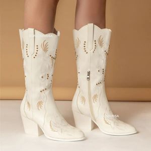 Botas Bonjomarisa Bordado Cowgirl Botas para Mulheres Rebite Design Moda Branco Cowboy Poined Toe Chunky High Saltos Mulher 231113