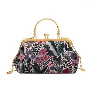 Kvällspåsar vintage kinesisk stil koppling handväska för kvinnor broderad blommig väska mode metallkedja crossbody axel mjuk handväska
