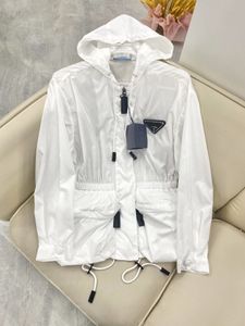 2023男性の女性デザイナージャケットナイロンメタルトライアングルラベルフード付き太陽保護服の男ファッションストリートウェアブラックホワイトS-L