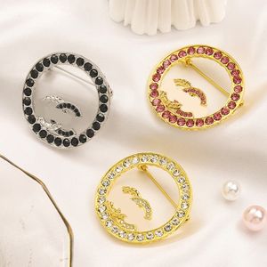 Elegant Style Letter Round Designer Brooch Pins For Men Womens Diamond Brand Brooch Pin Suit Dress For Wedding Part Gift Jewelry Accessorie