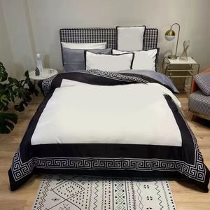 デザイナーの寝具柔らかい温かい黒い寝具セットQueen Comforter Luxury 4PCSシルクファッションベッドルームアクセサリー高品質の寝具セットキングサイズJF003 C23