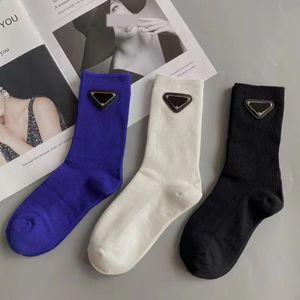 Designer-Socken, Designer-Damensocken, P-Home-Dreiecksabzeichen, schwarz-weiße hohe Socken, Wadensocken, modische Kniestrümpfe. Top-Qualität