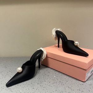 MAGDA BUTRYM PEARL FLOOMSINGISHED SATIN MULES 펌프 뾰족한 발가락 슬립 온 하이힐 여성 디자이너 샌들 이브닝 ​​파티 웨딩 신발 공장 신발