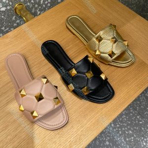 Sandalar Lüks Slayt Tasarımcı Kadınlar Erkek Elmas Rhinestones Sandal Man Terlik Kapitone Nappa Deri Ayakkabı Kafe Perçin Düz Roman Saplama Yaz Plajı Açık Ayakkabısı