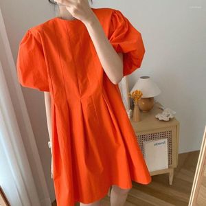Casual Dresses Korean Chic Simple Orange Show White Round Neck Pressure Pleated Design Lose Small Man Bubble Sleeve Dress Kort kjol