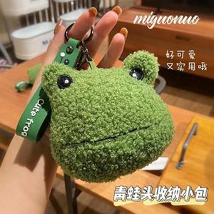 Nyckelringar 2023 Frog Plush Keychain Mini Kawaii Girl Presents Pendet Par Charm Dragkedja Myntpåse Lagen Små plånbok Övartelefonförvaringsväskor