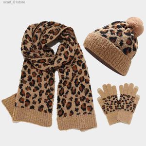 Sciarpe Cappelli Sciarpe Set Elegante sciarpa stampata leopardata Cappello e set Gs Cappello di pelliccia da donna Sciarpe lavorate a maglia Guanti Set Autunno Inverno Caldo Beanie HatL231113