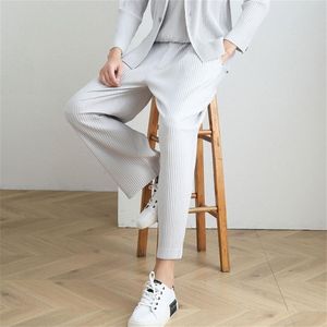 Miyake Pleated men's casual straight pants harem pants trend loose nine points running track pants men 2005 LJ201222264i