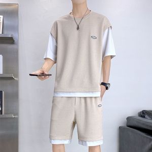 Herrspårar sommarkläder män falska 2 stycken set modekläder casual tshirt och shorts set män sport bär gymkläder atletisk träning 230413