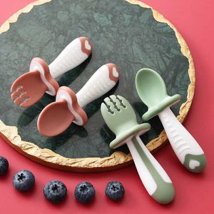 Tazze Piatti Utensili 2 pezzi / set Cucchiaio per bambini Forchetta Set di posate per bambini in silicone Alimentazione per bambini Stoviglie per bambini Set di cucchiai per bambini Cucchiaio corto e facile AA230413