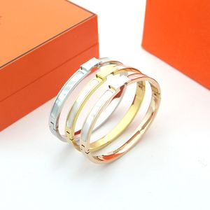 Desiger bracciale bracciali per donna gioielli polsino di lusso titanio placcato oro 18k lettera braccialetto in acciaio inossidabile nelle mani regali per feste per accessori per ragazze