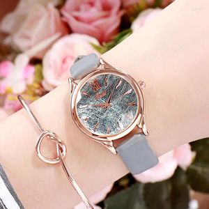 Wristwatches Drifting Sand Simple Korean Edition College Style Women's Quartz Watches Belt Fashion Sweet Leave Watch For Women