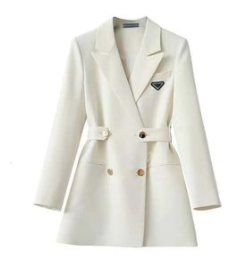 Cappotto da donna nuovo autunno Cappotto con bottoni di design Giacca con bottoni in nylon con lettera a triangolo invertito abbinata alla moda