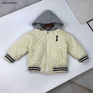 新しい冬の幼児ジャケット暖かくて豪華なデザイナーベビー服サイズ90-150高品質のコントラストハットデザインキッズコートNov10