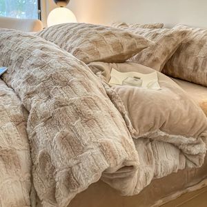 Conjuntos de cama Leite Veludo Cama Conjunto de Quatro Peças Inverno Dupla Face De Pelúcia Flange Coral Velvet Quilt Capa Folha de Cama 231114