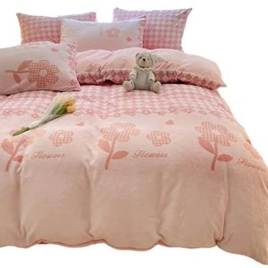 Set di biancheria da letto Letto in velluto di corallo al latte ispessito double face stile invernale con set di biancheria da letto in lenzuolo di flanella a quattro pezzi 231114