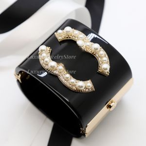 High Quality Acrylic Pearl Buckle Style Wide European Style Bracelet with A Premium Feel and Versatile Bracelet for Party Gifts.