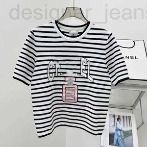 Mulheres Knits Tees Designer Age Reduzindo Marca de Moda 2023 Verão Novo Bordado Frasco de Perfume Preto e Branco Stripe Manga Curta T-shirt Top Mulheres HLJ3