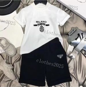 2022SS barn designkläder set barn barn kortärmad T-shirt + tryck shorts set kostym märke pojkar kläder bomull t-shirts storlek svart vit