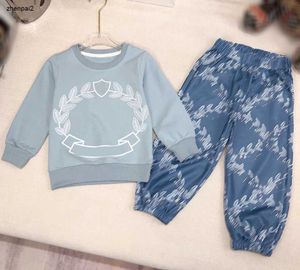 豪華なベビートラックスーツ秋のキッズデザイナー服子供2ピースセットサイズ100-150チェストロゴプリントパーカーとジーンズNov10