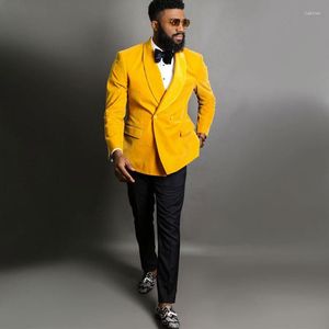 Abiti da uomo Abito da uomo giallo con un bottone Blazer con risvolto sciallato Smoking da uomo in velluto Vestibilità slim Abiti da sposo Due pezzi Giacche e pantaloni da ballo