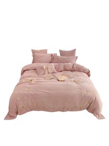 Conjuntos de cama Quente Australiano Veludo Quente Quatro Peças Conjunto com Arco Floral Bordado Coral Velvet Cama 231114