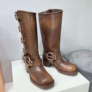 Miui Женщины высокие сапоги сапоги дизайнерские обувь Y2K в стиле коричневая кожаная байкер -байкер круглой ноги на кулинарном каблуке Martin Bootss Trim